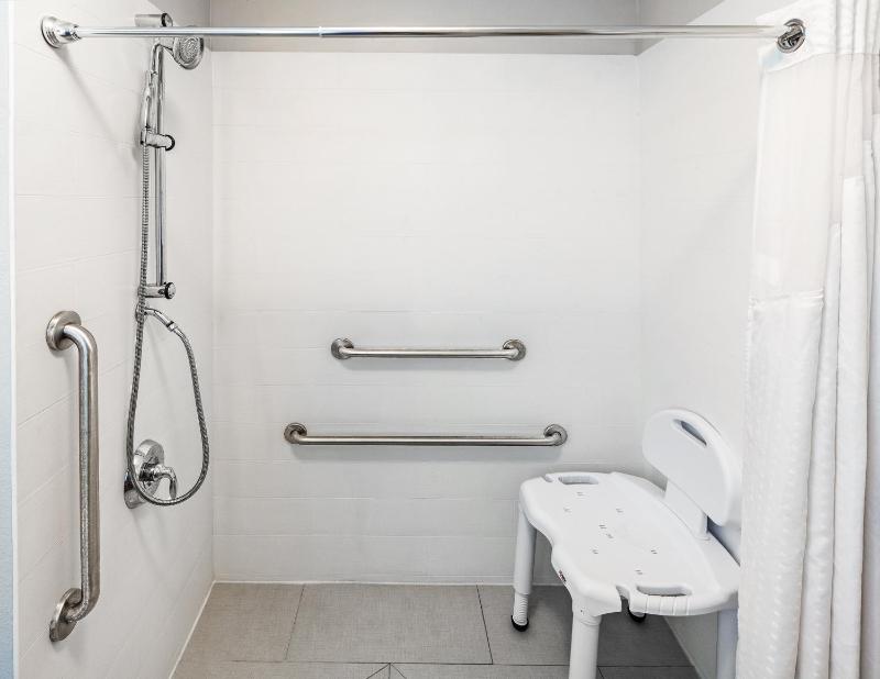 King Room - Hearing Accessible - Roll-in Shower
