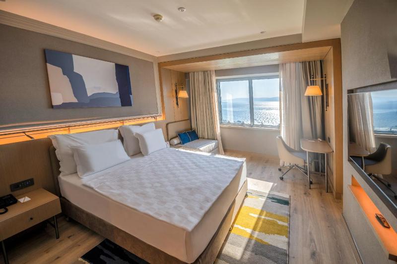 Deluxe Suite with Sea View image 1