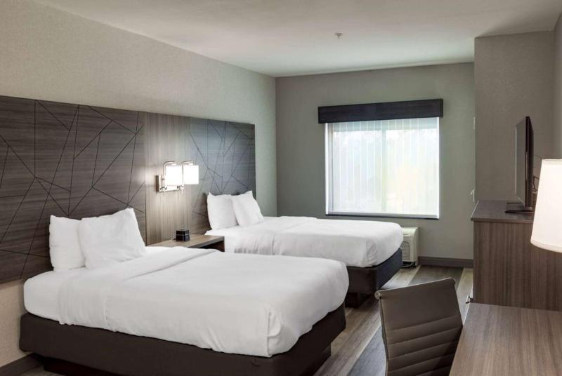 Queen Room with Two Queen Beds image 2