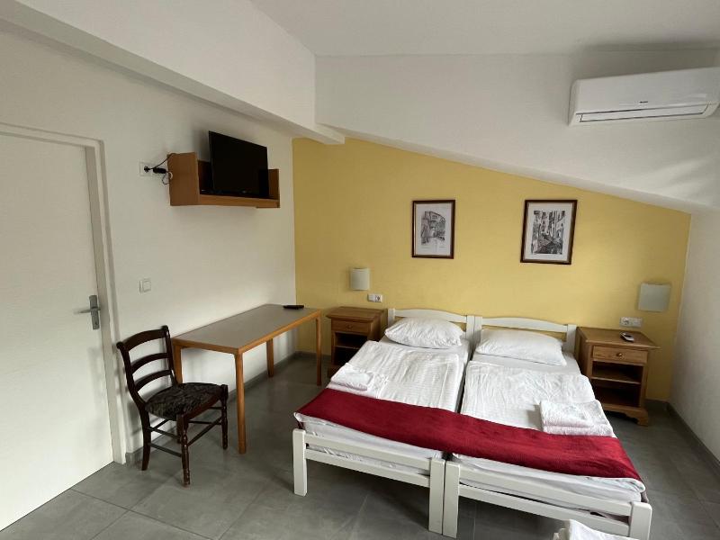 Double Room with Lake View image 4