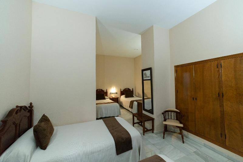 Quadruple Room image 4