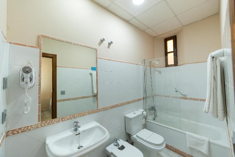 Quadruple Room image 3