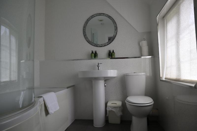 Double Room with En-Suite Bathroom image 1