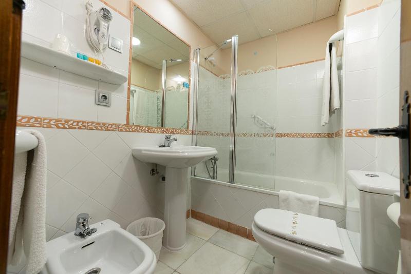 Double Room image 3