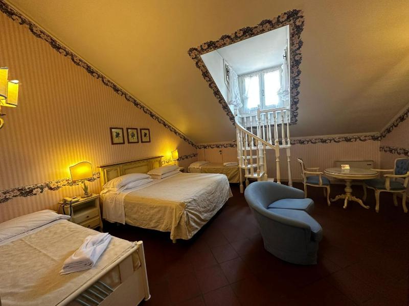 Classic Quadruple Room image 4