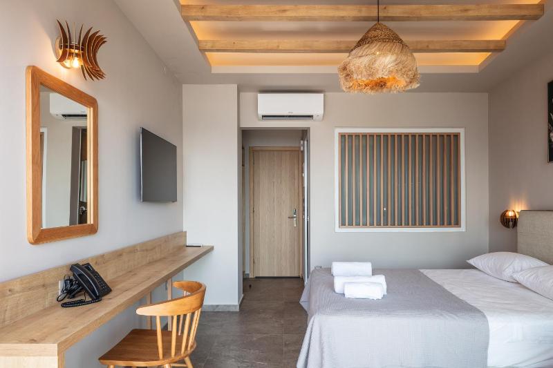 Skipper Beachfront Suites - image 13