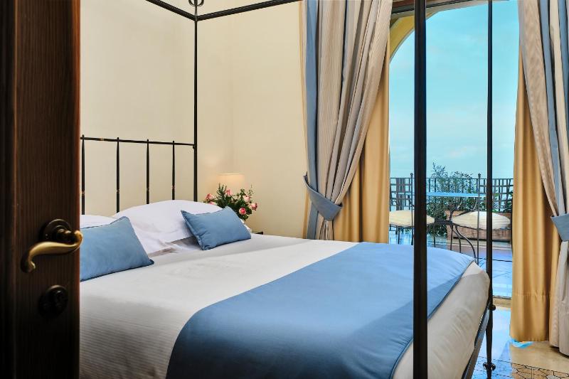 Deluxe Double Room with Sea View image 4