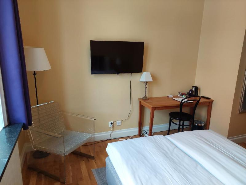 Small Double Room image 3