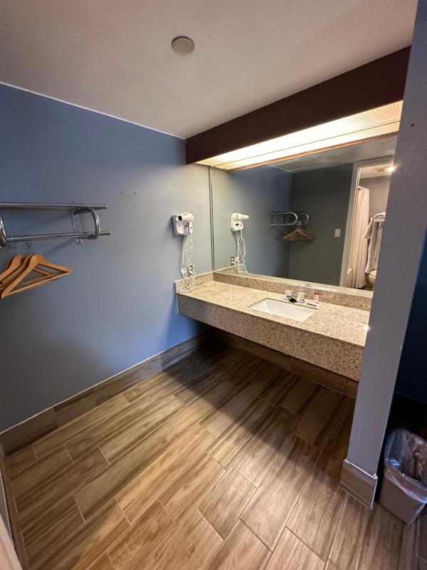 King Room - Non-Smoking image 3