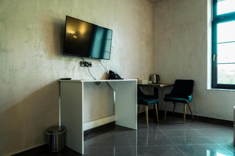 Standard Twin Room image 3