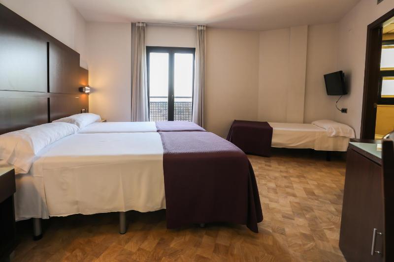 Basic Triple Room image 4
