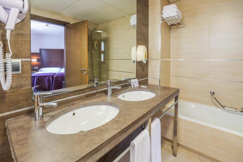 Basic Triple Room image 2