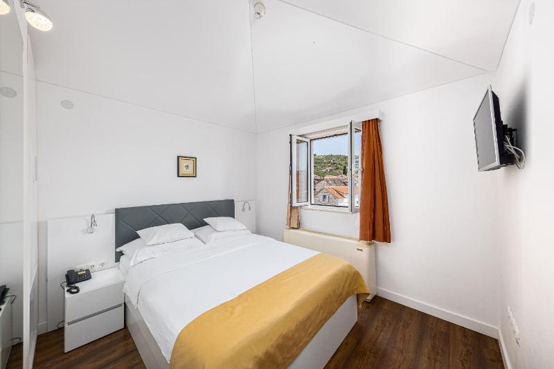 Double Room with Garden View image 1