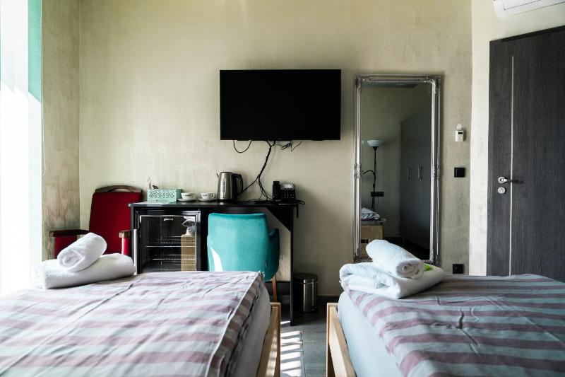 Twin Room with Balcony image 4