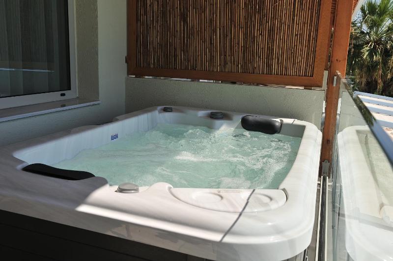 Salty Wave Suites - image 34