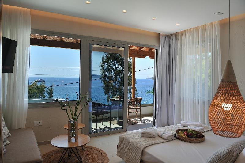 Salty Wave Suites - image 1