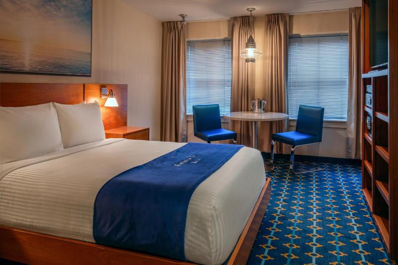 Queen Room with City View image 3