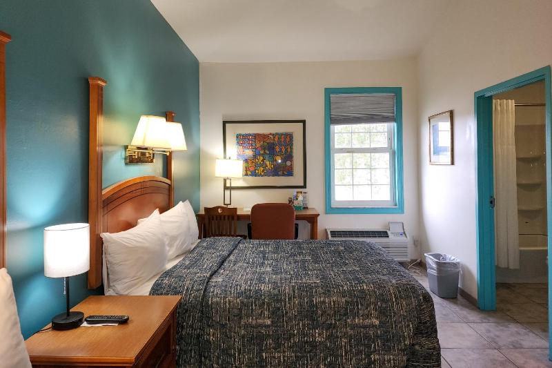 Queen Room with Two Queen Beds image 3