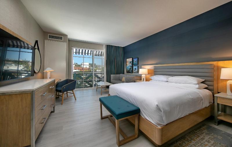 Downtown King Room image 2