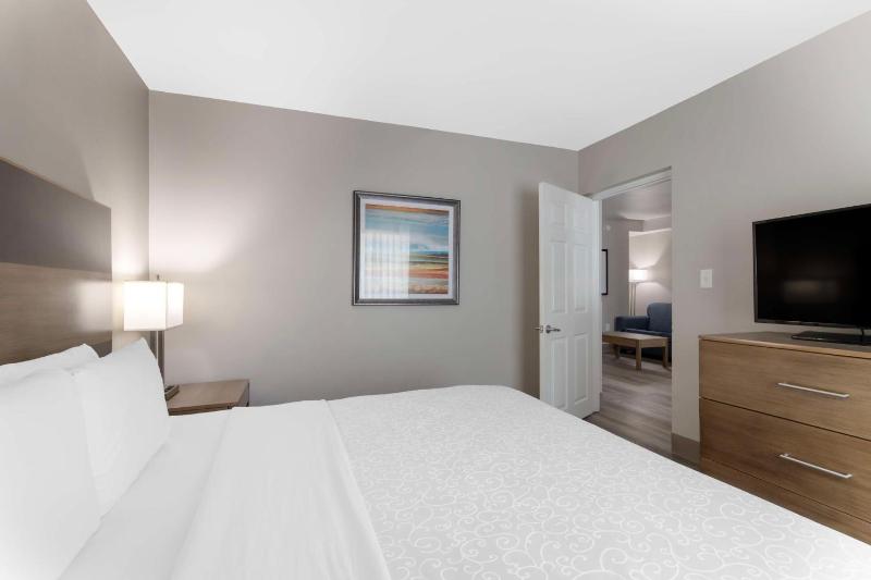 One-Bedroom Suite image 3