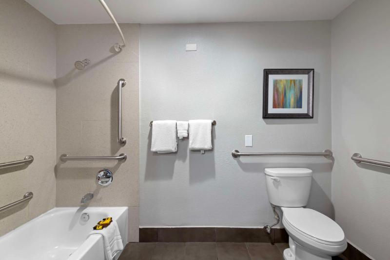 Queen Suite with Two Queen Beds - Disability Access image 2