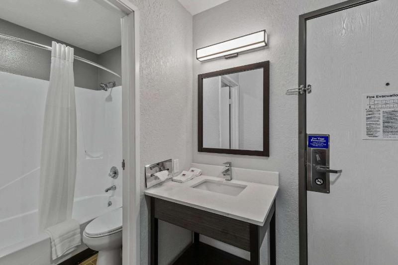 King Room - Non-Smoking image 3