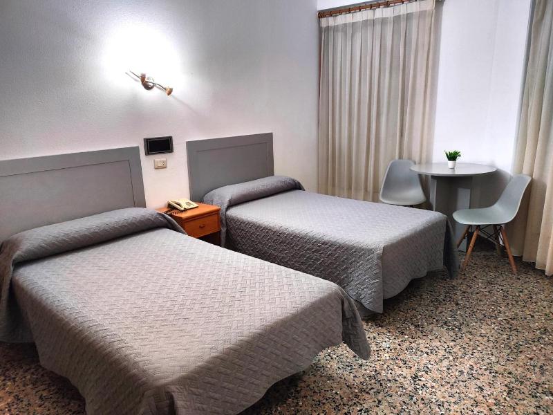 Twin Room image 3