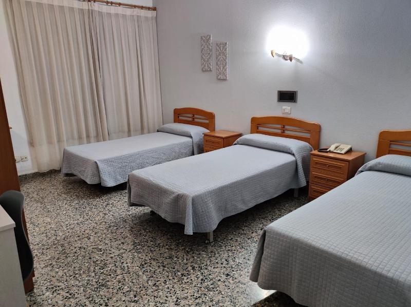 Double Room with Extra Bed image 2