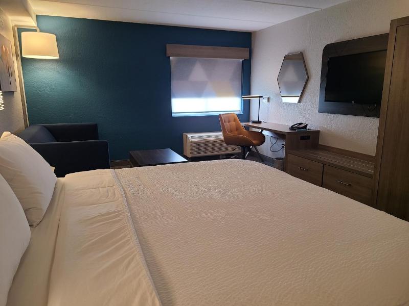 Standard King Room image 4