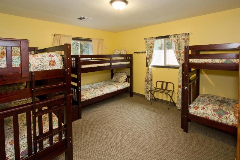Bed in 6-Bed Mixed Dormitory Room image 1