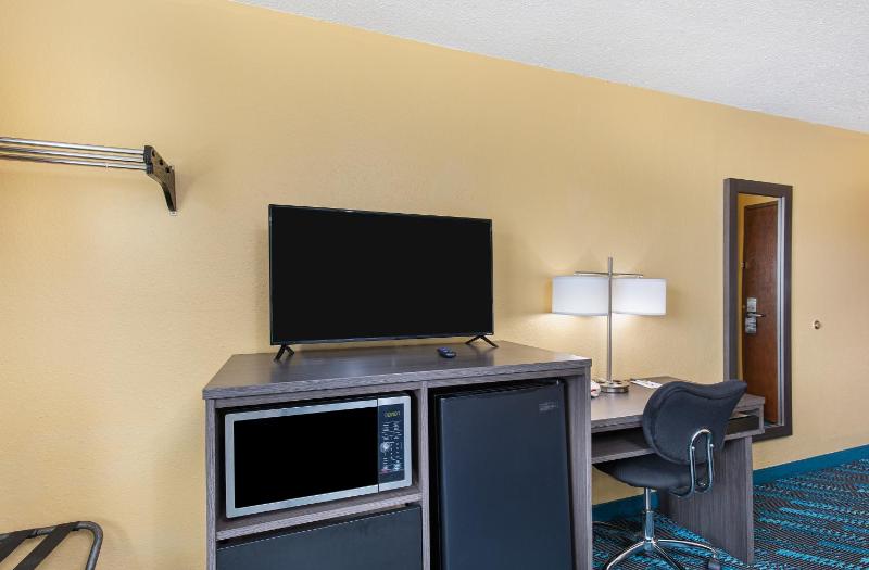 Queen Room - Non-Smoking image 1
