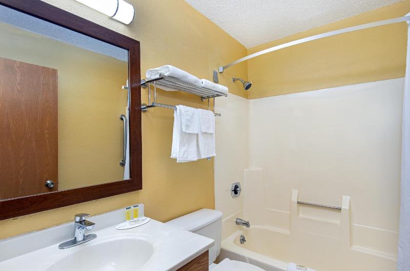 Queen Room - Non-Smoking image 2