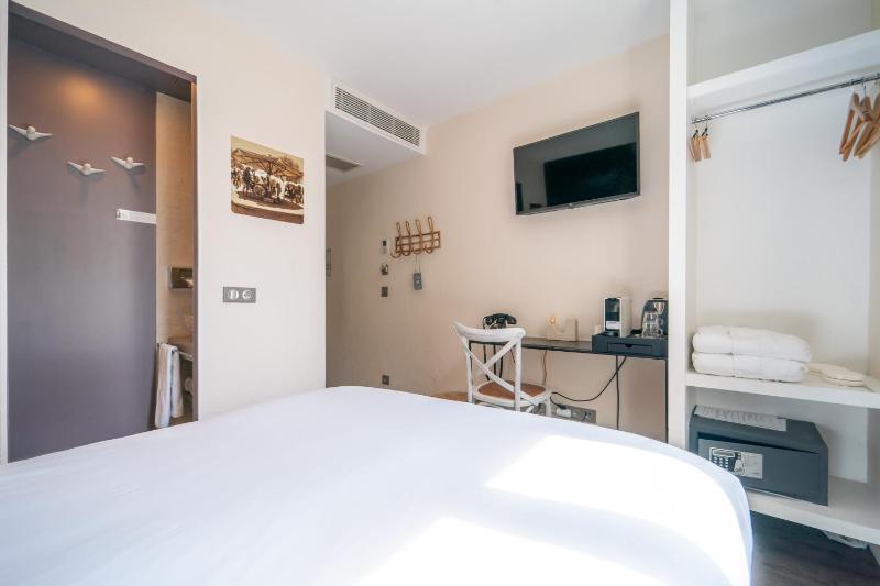 Standard Double Room image 3