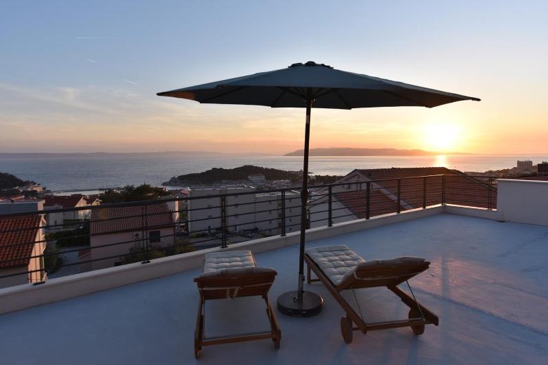 Villa Dante with sea view & private pool - image 2
