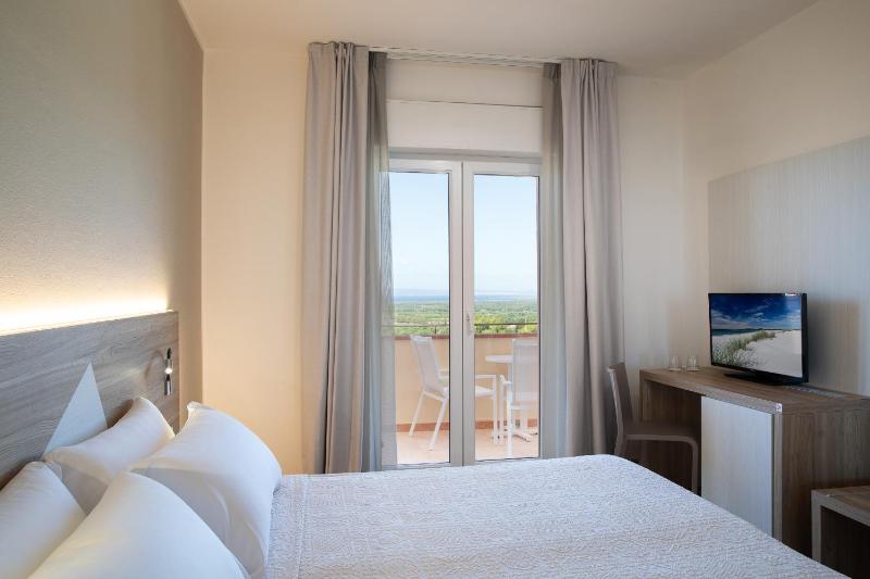 Double Room with Sea View image 4