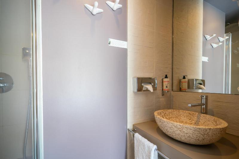 Standard Double Room image 4
