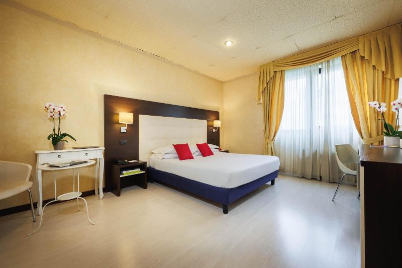 Standard Double Room image 3