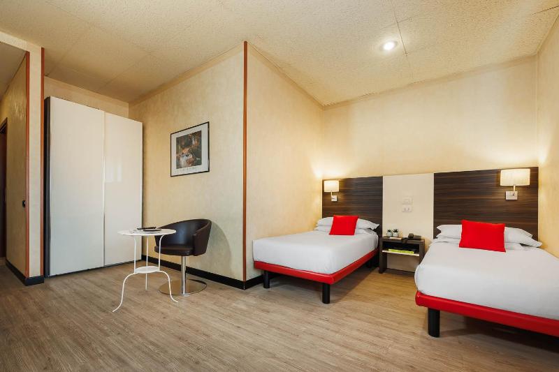 Standard Twin Room image 1