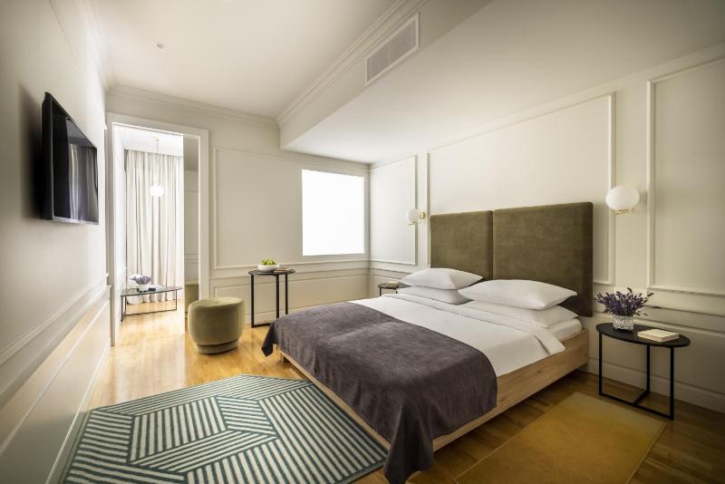 Standard Family Room image 3