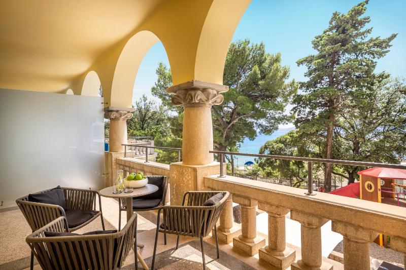 Superior Family Room with Seaside Balcony image 4