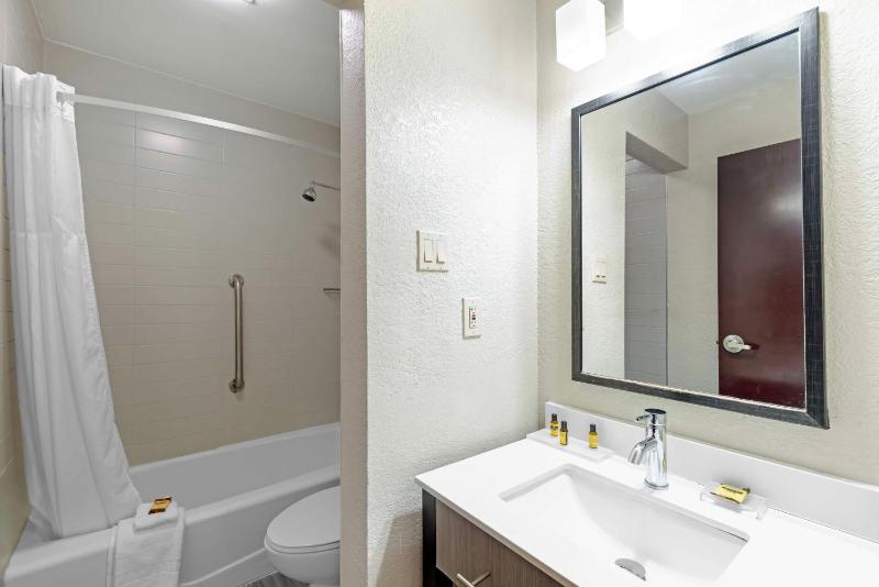 Queen Room with Two Queen Beds - Pet Friendly/Non-Smoking image 2