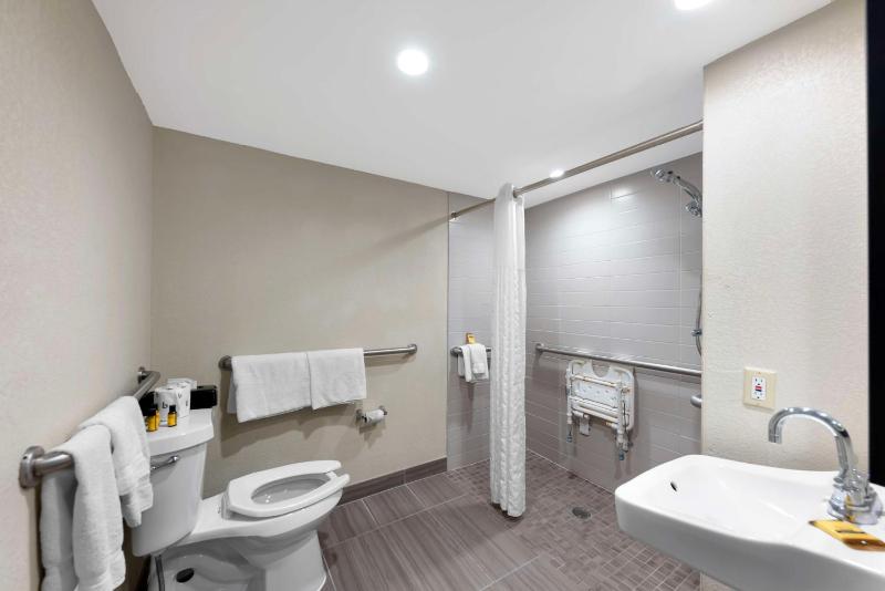 Double Room with Two Double Beds - Disability Access image 2