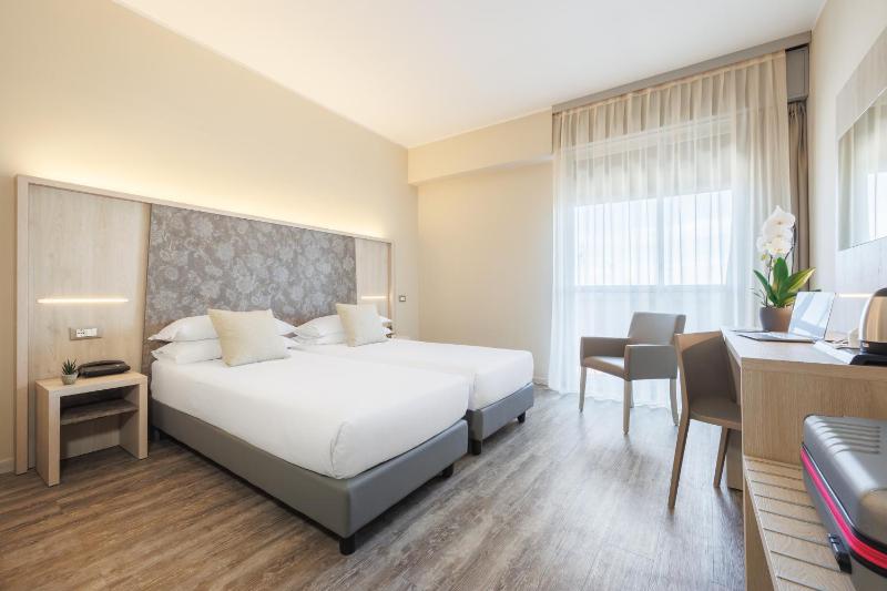 Twin Room image 1