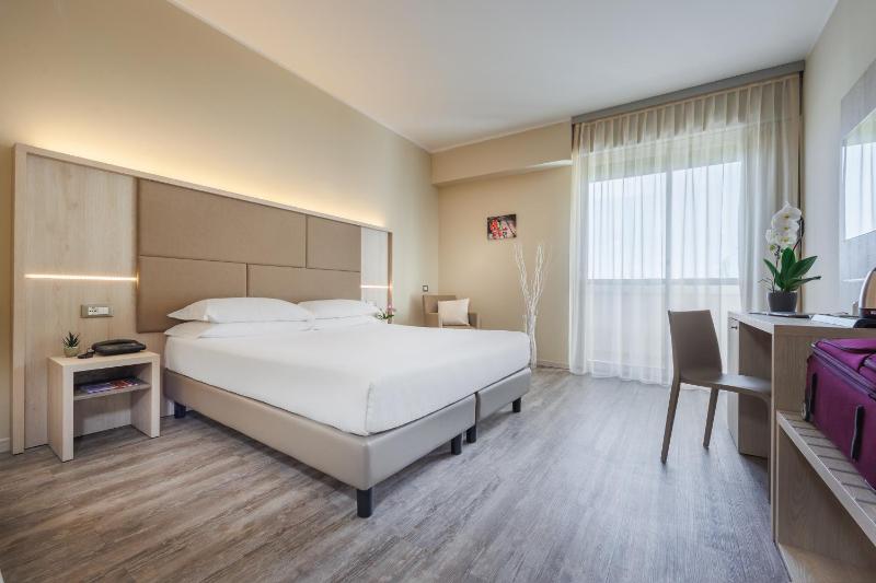Double Room image 3