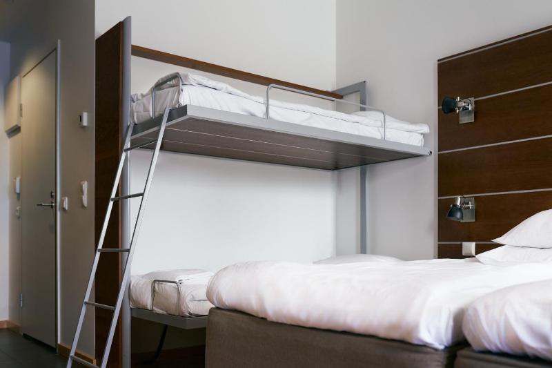 Standard Quadruple Room image 4