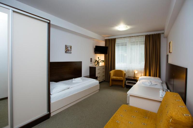 Twin Room image 4