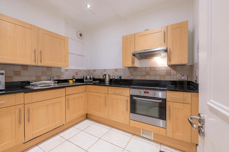 Deluxe One-Bedroom Apartment image 4