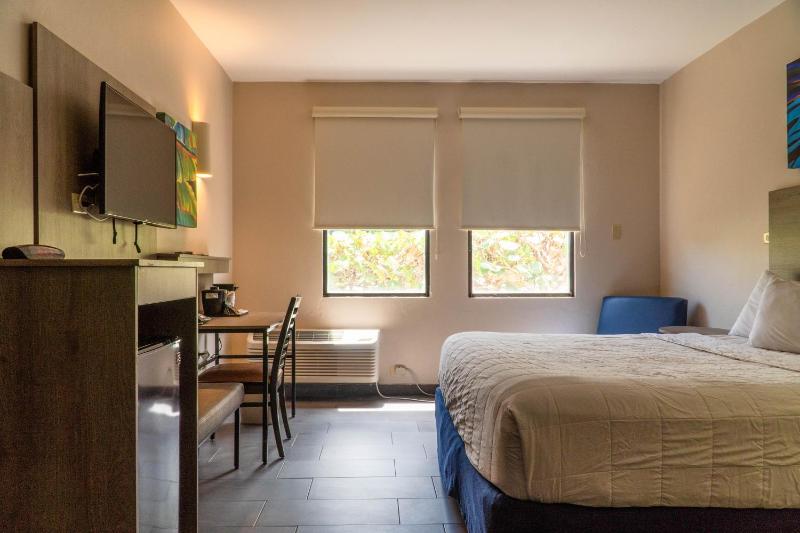 Queen Room with Garden View image 1