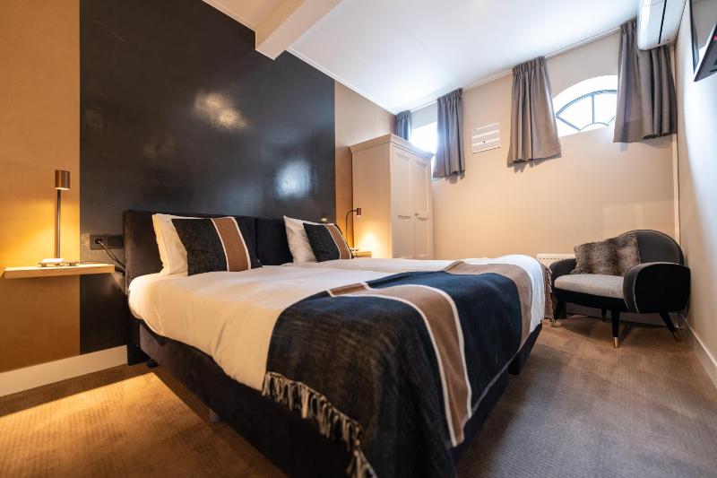 Deluxe Room image 2