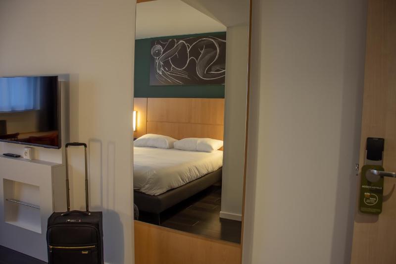 Standard Room with One Double Bed or Two Separate Beds image 4